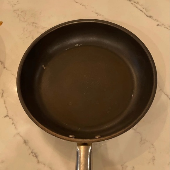 3 pre-loved sauté pans (calphalon and Cuisinart) - Picture 2 of 7